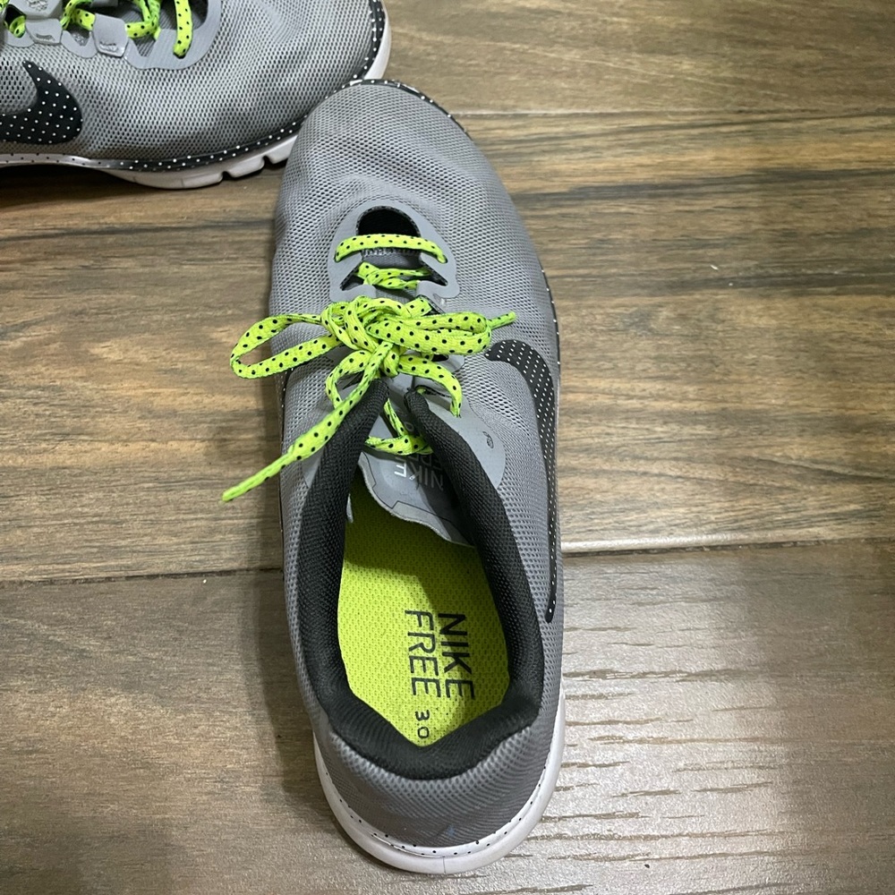 Women’s Nike - Picture 2 of 6